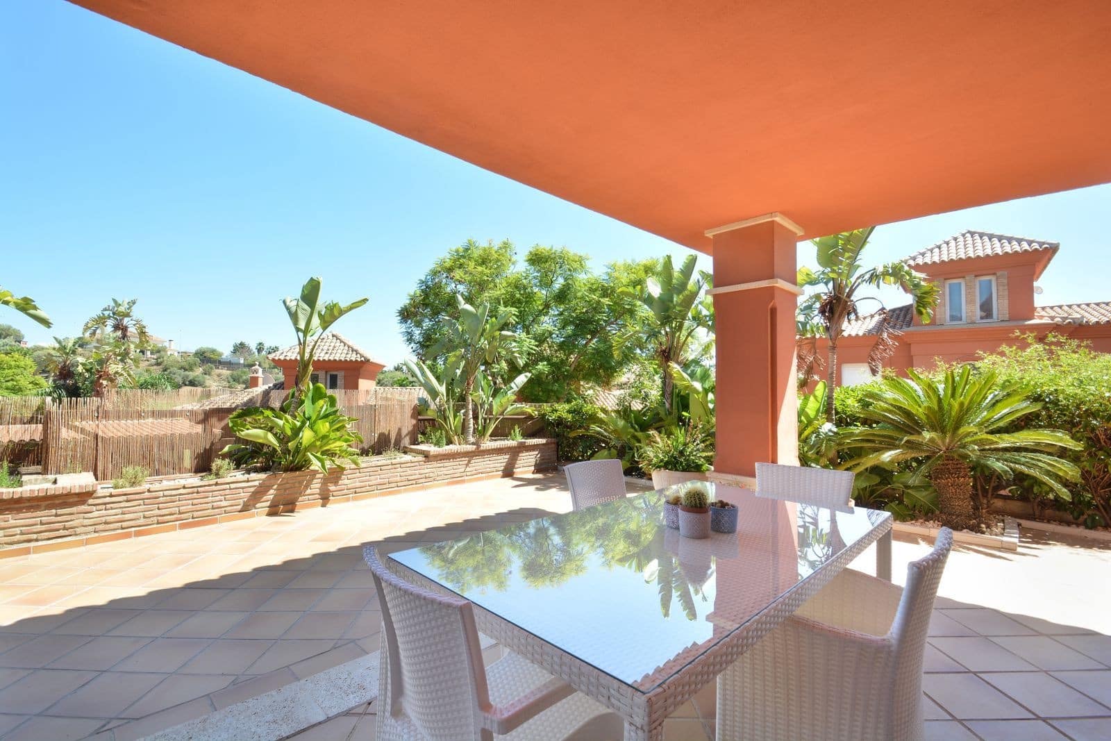 6 soveværelse Semi-Rækkehus til salg i Marbella med swimmingpool garage - € 990.000 (Ref: 8567692)