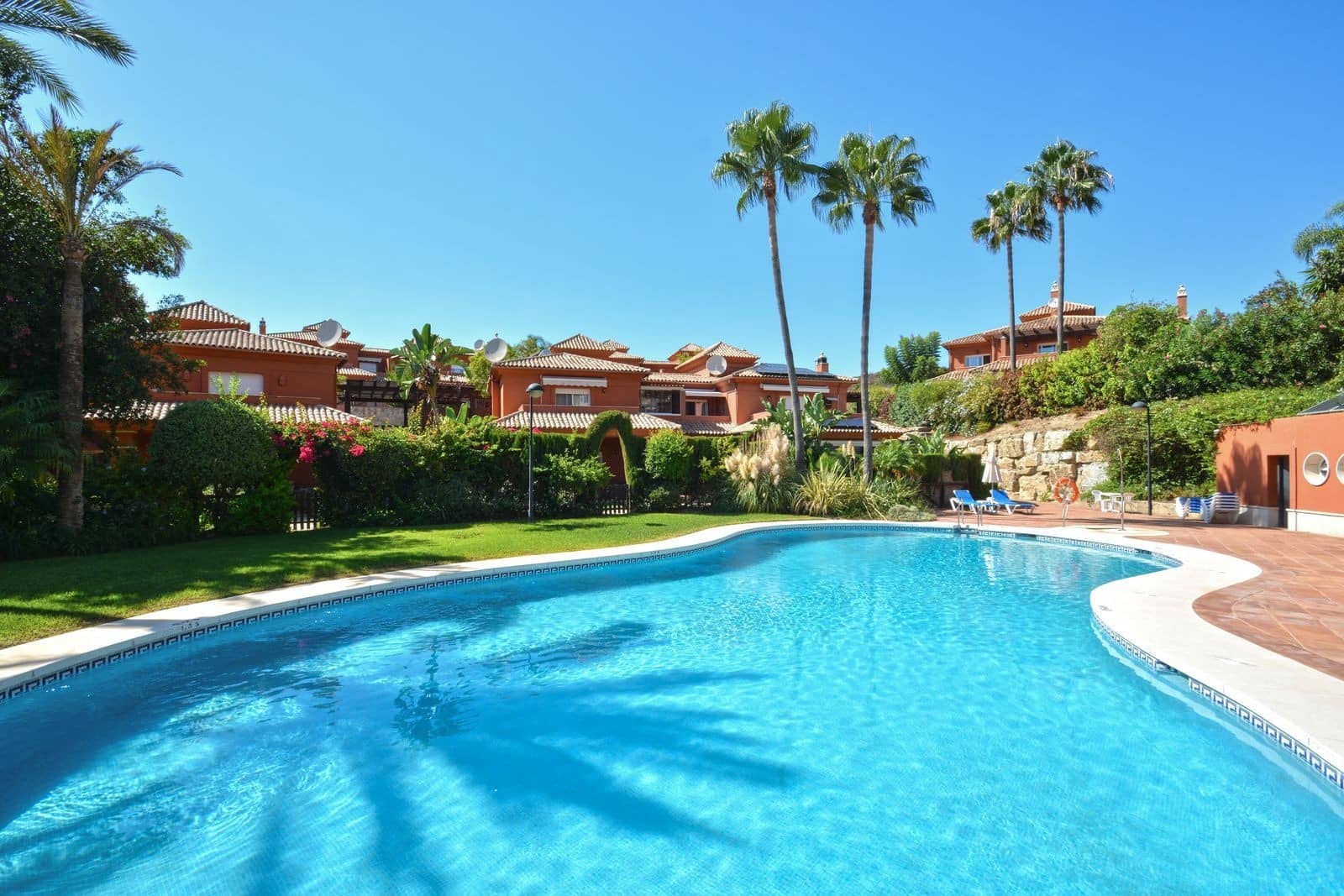 6 soveværelse Semi-Rækkehus til salg i Marbella med swimmingpool garage - € 990.000 (Ref: 8567692)
