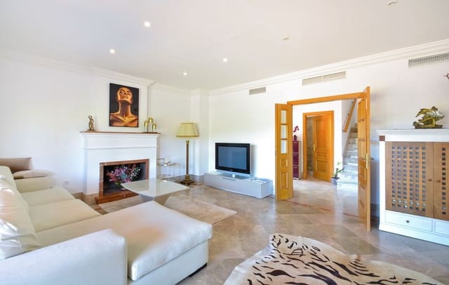 6 sovrum Semi-fristående Villa till salu i Santa Clara, Marbella med pool garage - 990 000 € (Ref: 8567692)