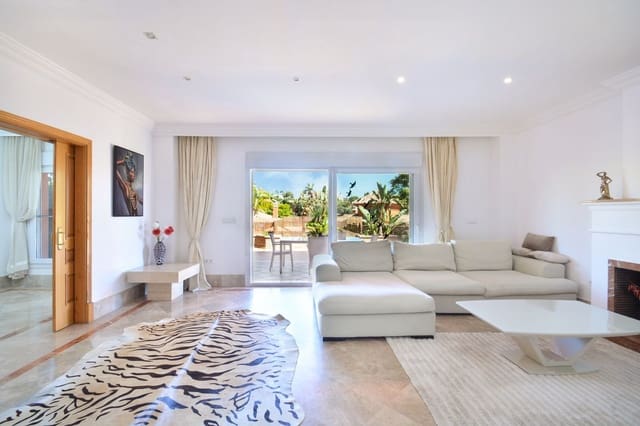 6 sovrum Semi-fristående Villa till salu i Santa Clara, Marbella med pool garage - 990 000 € (Ref: 8567692)