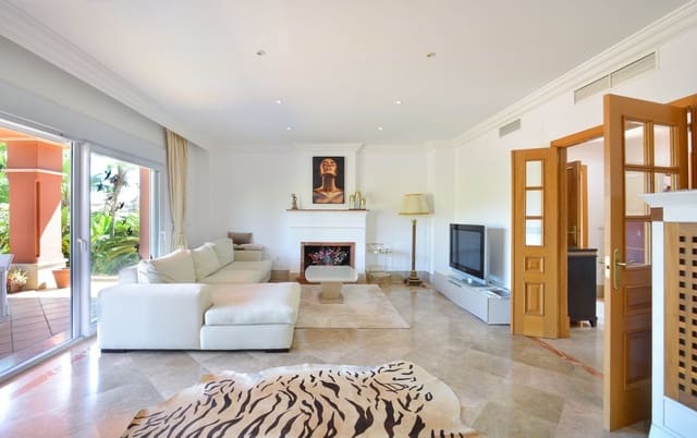 6 sovrum Semi-fristående Villa till salu i Santa Clara, Marbella med pool garage - 990 000 € (Ref: 8567692)