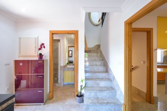 6 sovrum Semi-fristående Villa till salu i Santa Clara, Marbella med pool garage - 990 000 € (Ref: 8567692)