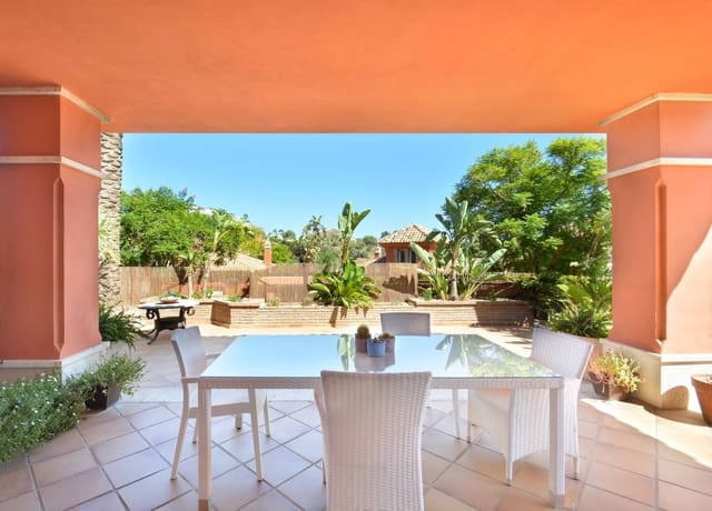 6 sovrum Semi-fristående Villa till salu i Santa Clara, Marbella med pool garage - 990 000 € (Ref: 8567692)