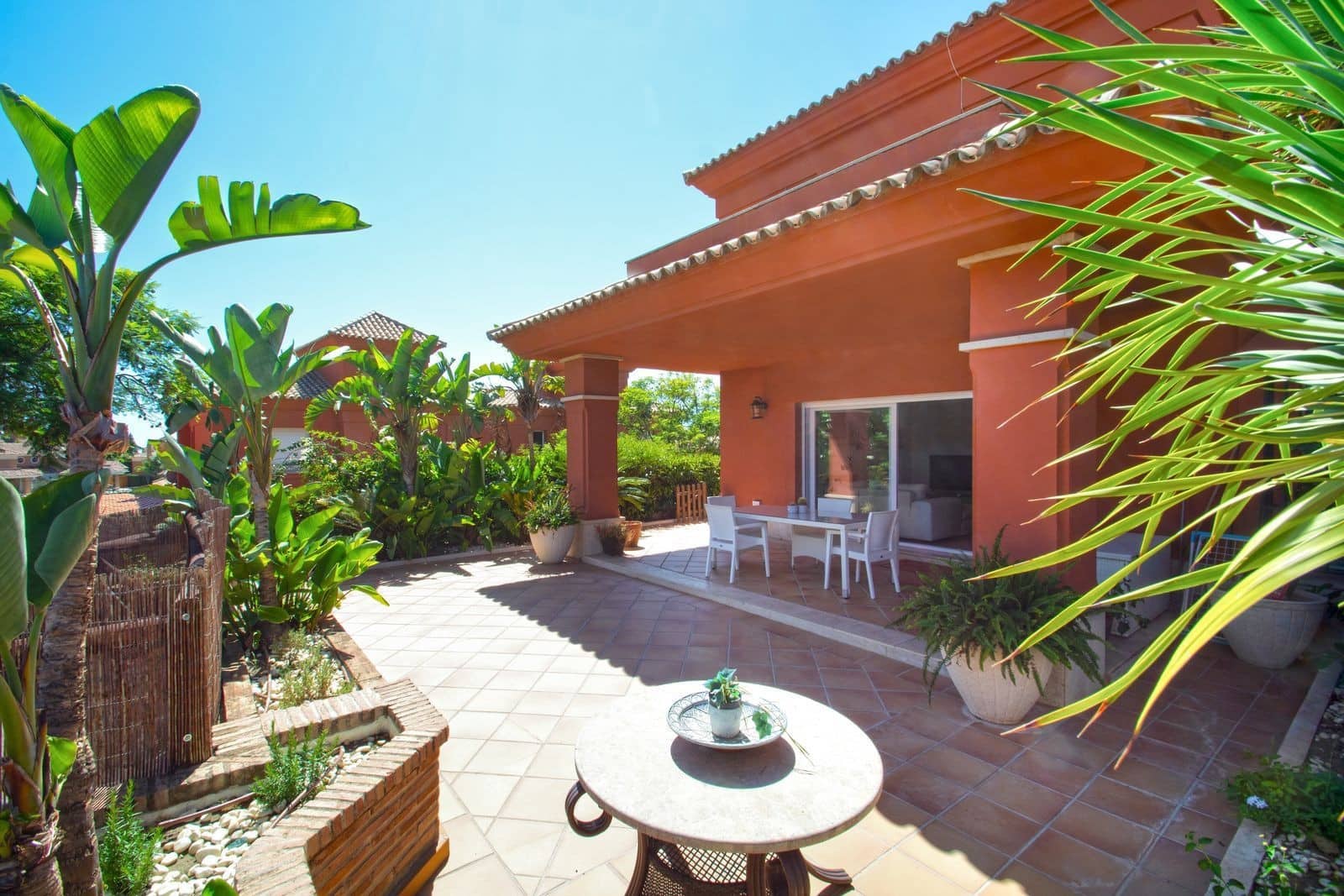 6 soveværelse Semi-Rækkehus til salg i Marbella med swimmingpool garage - € 990.000 (Ref: 8567692)