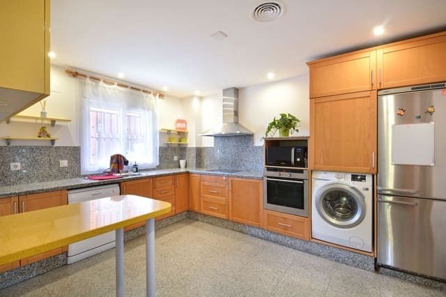 6 sovrum Semi-fristående Villa till salu i Santa Clara, Marbella med pool garage - 990 000 € (Ref: 8567692)