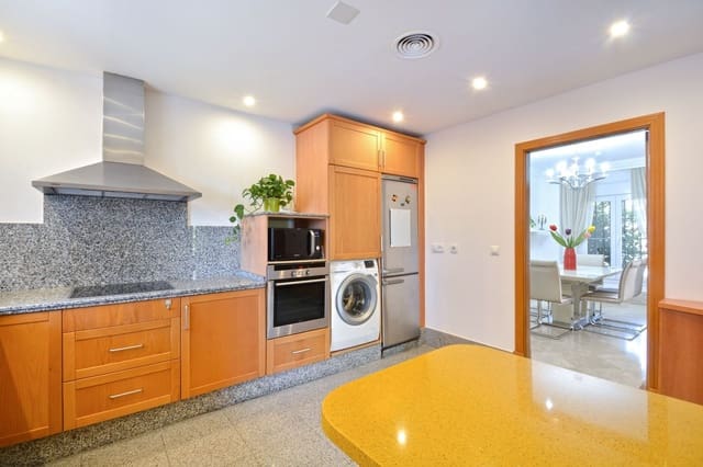 6 sovrum Semi-fristående Villa till salu i Santa Clara, Marbella med pool garage - 990 000 € (Ref: 8567692)