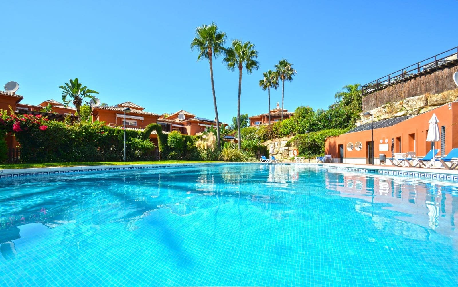 6 soveværelse Semi-Rækkehus til salg i Marbella med swimmingpool garage - € 990.000 (Ref: 8567692)