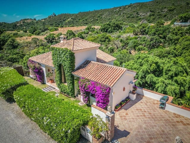 3 makuuhuone Huvila myytävänä paikassa Altos de Estepona, Estepona mukana uima-altaan 
autotalli - 1 195 000 € (Ref: 8579337)