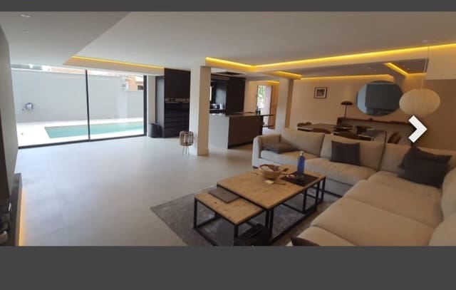Villa/Maison de 4 chambres à louer à Costabella, Marbella avec piscine garage - 7 000 € (Ref: 8579340)