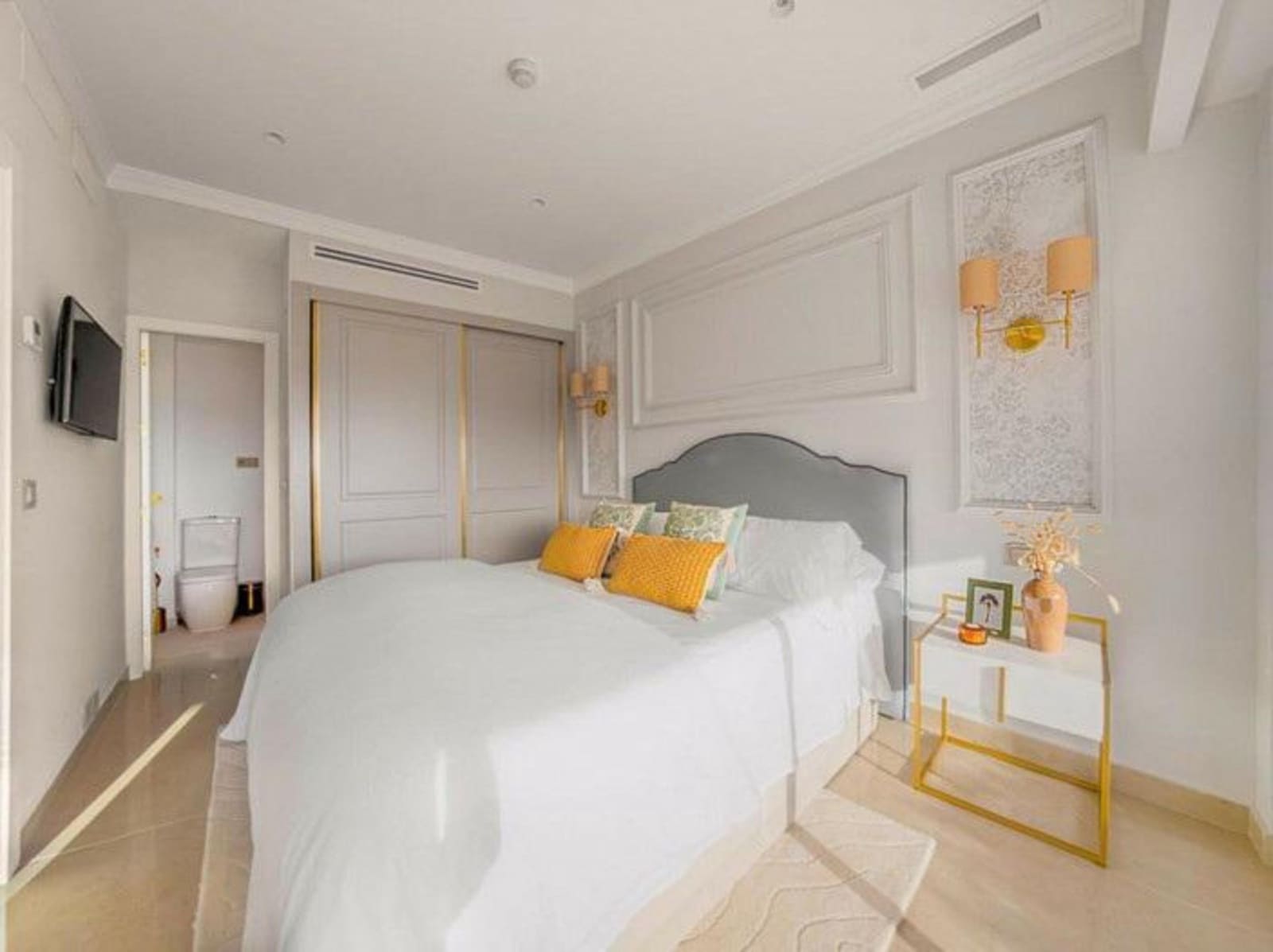 2 bedroom Penthouse for rent in Marbella with pool garage - € 6,000 (Ref: 8587930)