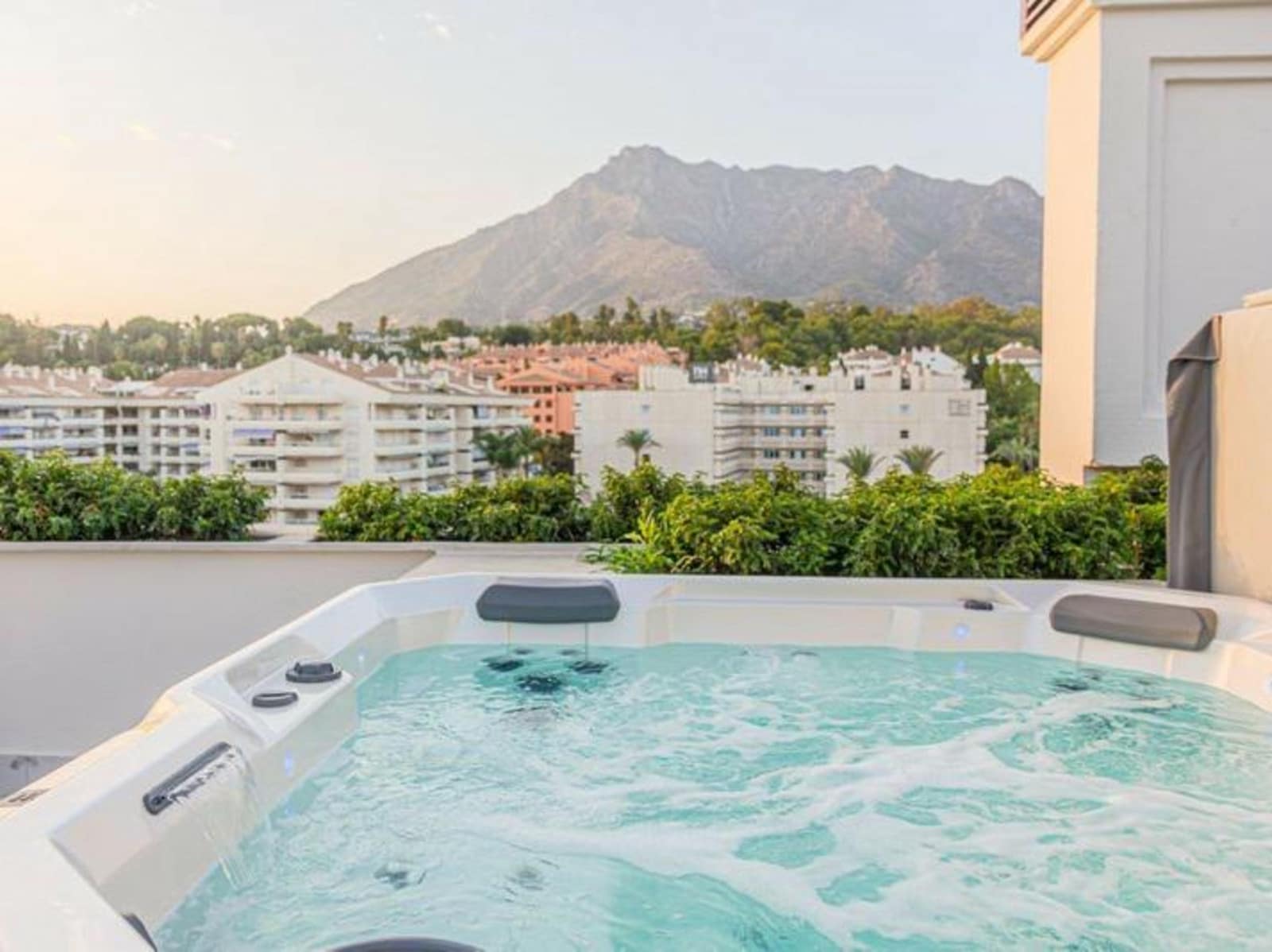 2 bedroom Penthouse for rent in Marbella with pool garage - € 6,000 (Ref: 8587930)