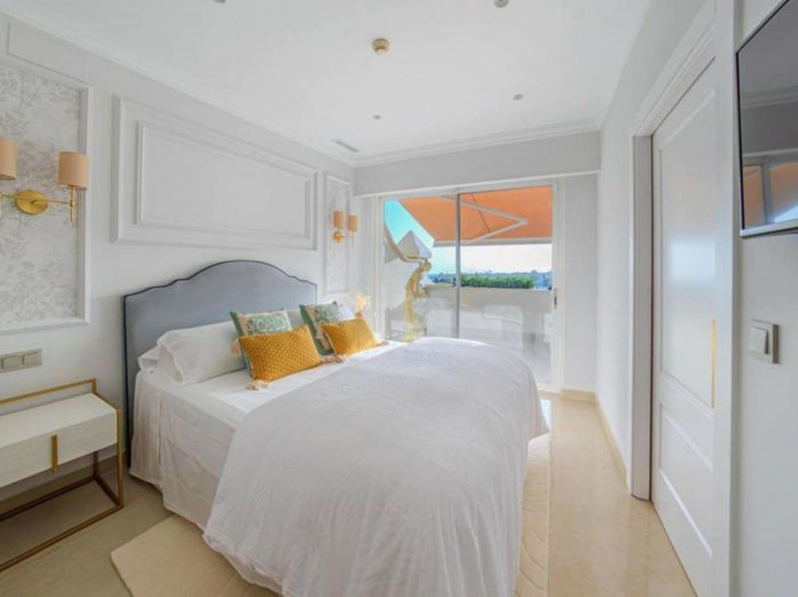 2 bedroom Penthouse for rent in Marbella with pool garage - € 6,000 (Ref: 8587930)