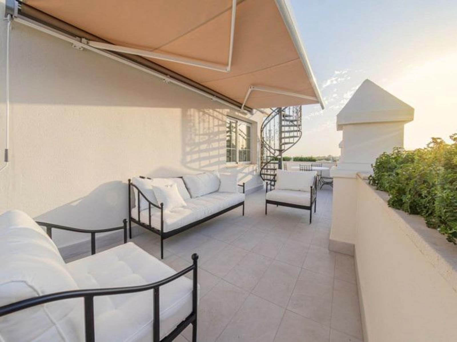 2 bedroom Penthouse for rent in Marbella with pool garage - € 6,000 (Ref: 8587930)