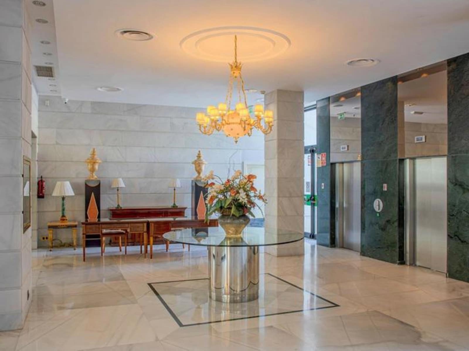 2 bedroom Penthouse for rent in Marbella with pool garage - € 6,000 (Ref: 8587930)