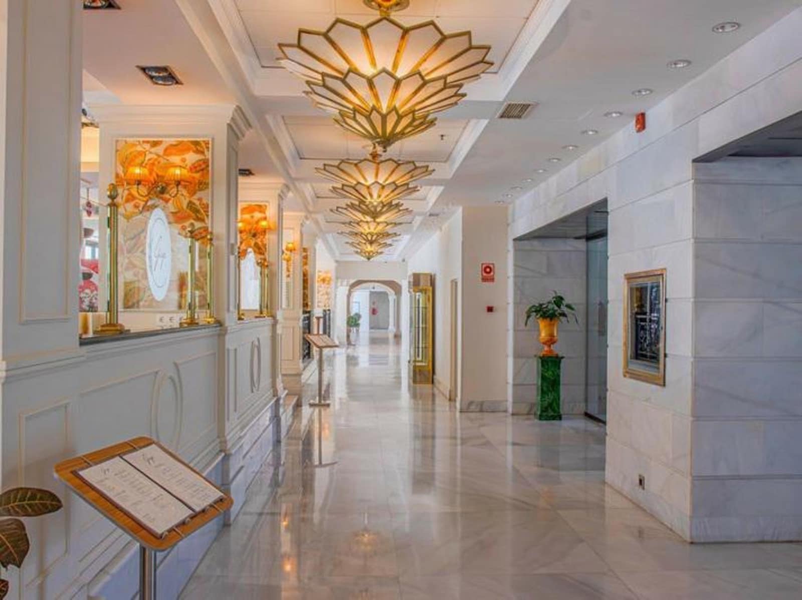 2 bedroom Penthouse for rent in Marbella with pool garage - € 6,000 (Ref: 8587930)