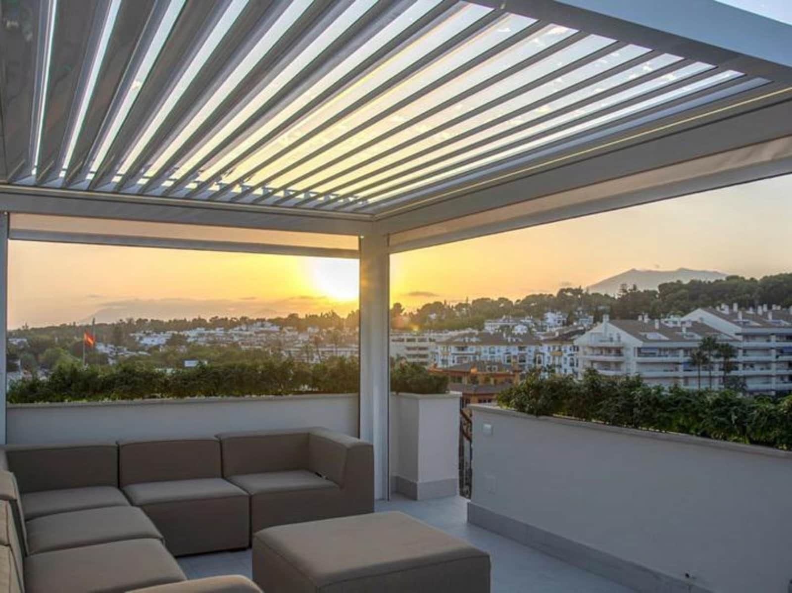 2 bedroom Penthouse for rent in Marbella with pool garage - € 6,000 (Ref: 8587930)