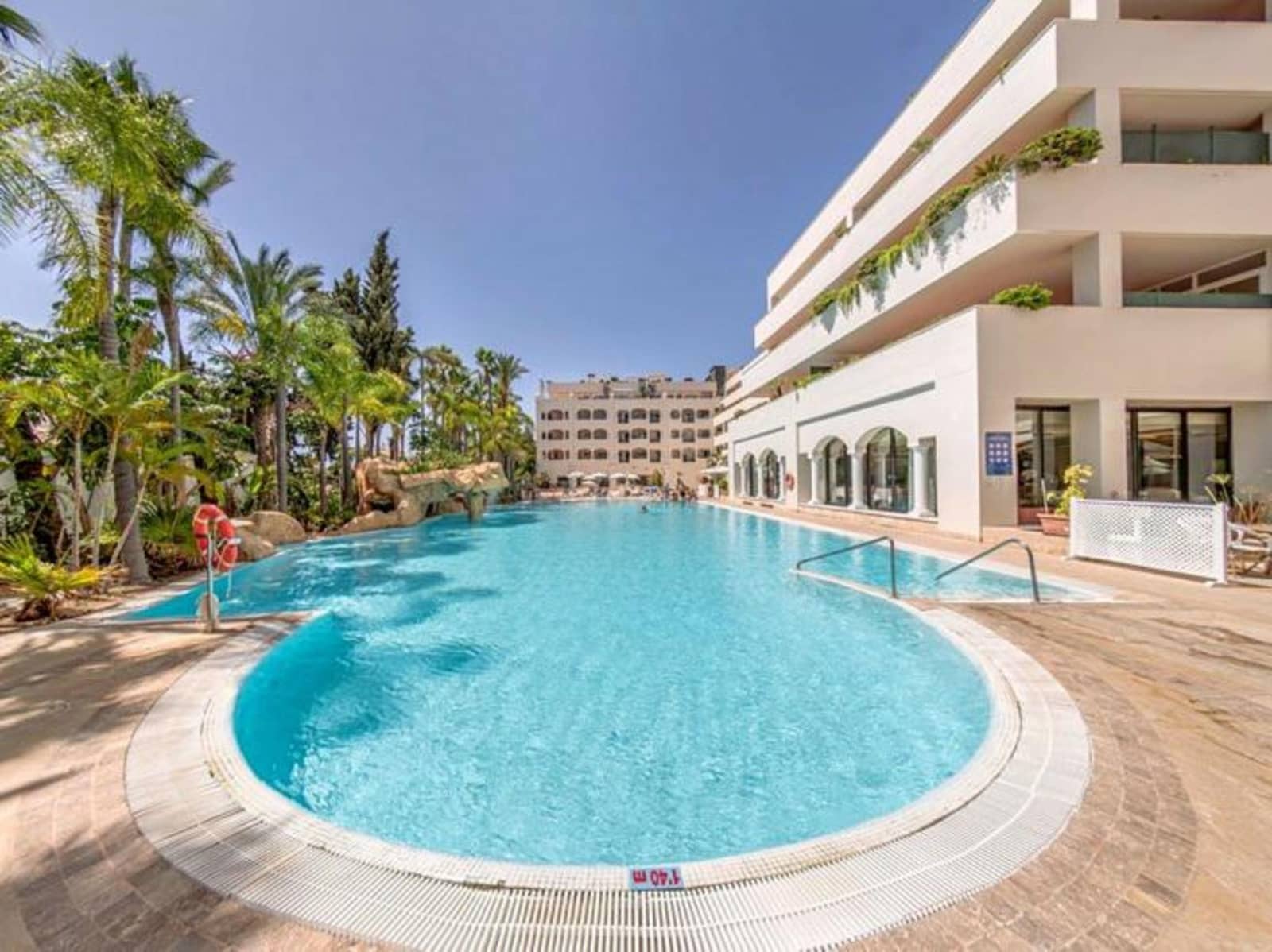 2 bedroom Penthouse for rent in Marbella with pool garage - € 6,000 (Ref: 8587930)