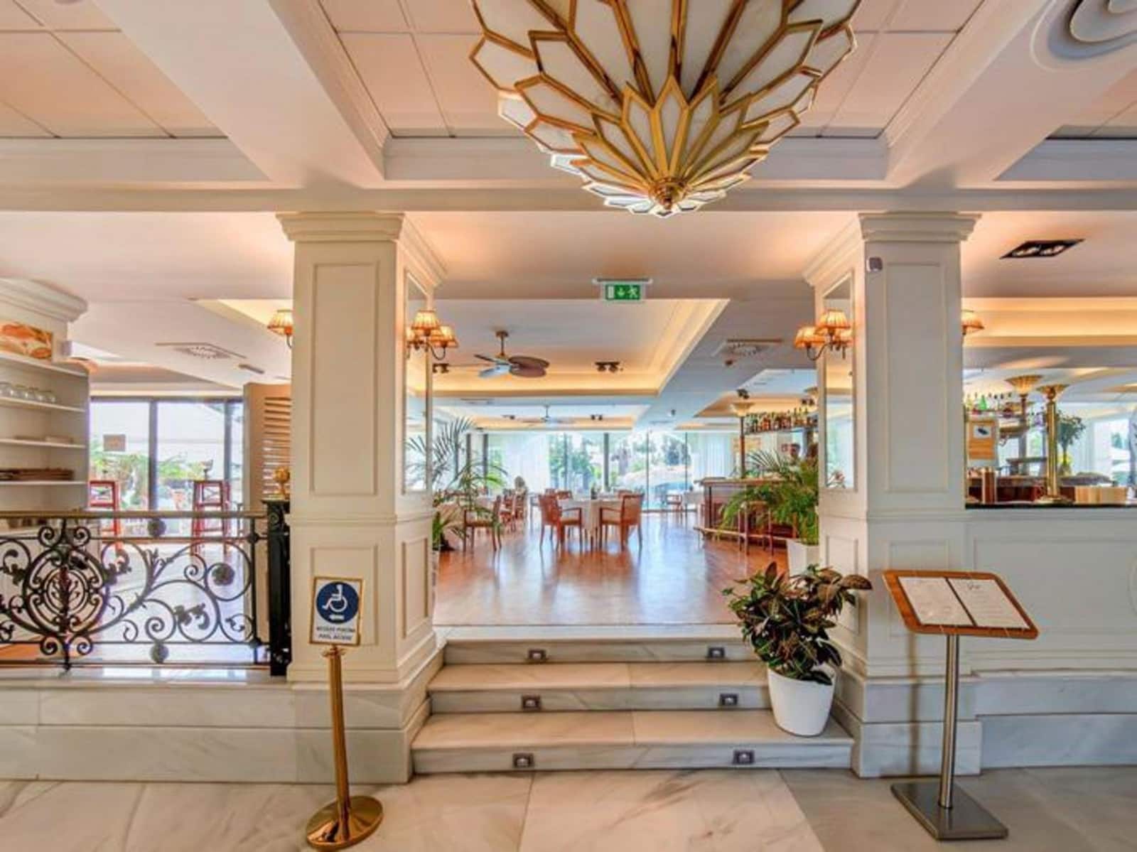 2 bedroom Penthouse for rent in Marbella with pool garage - € 6,000 (Ref: 8587930)