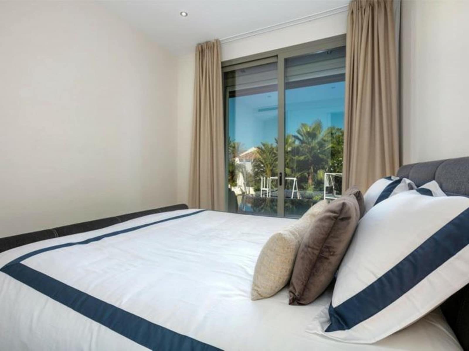 5 soveværelse Villa til leje i La Quinta med swimmingpool garage - € 11.000 (Ref: 8587934)