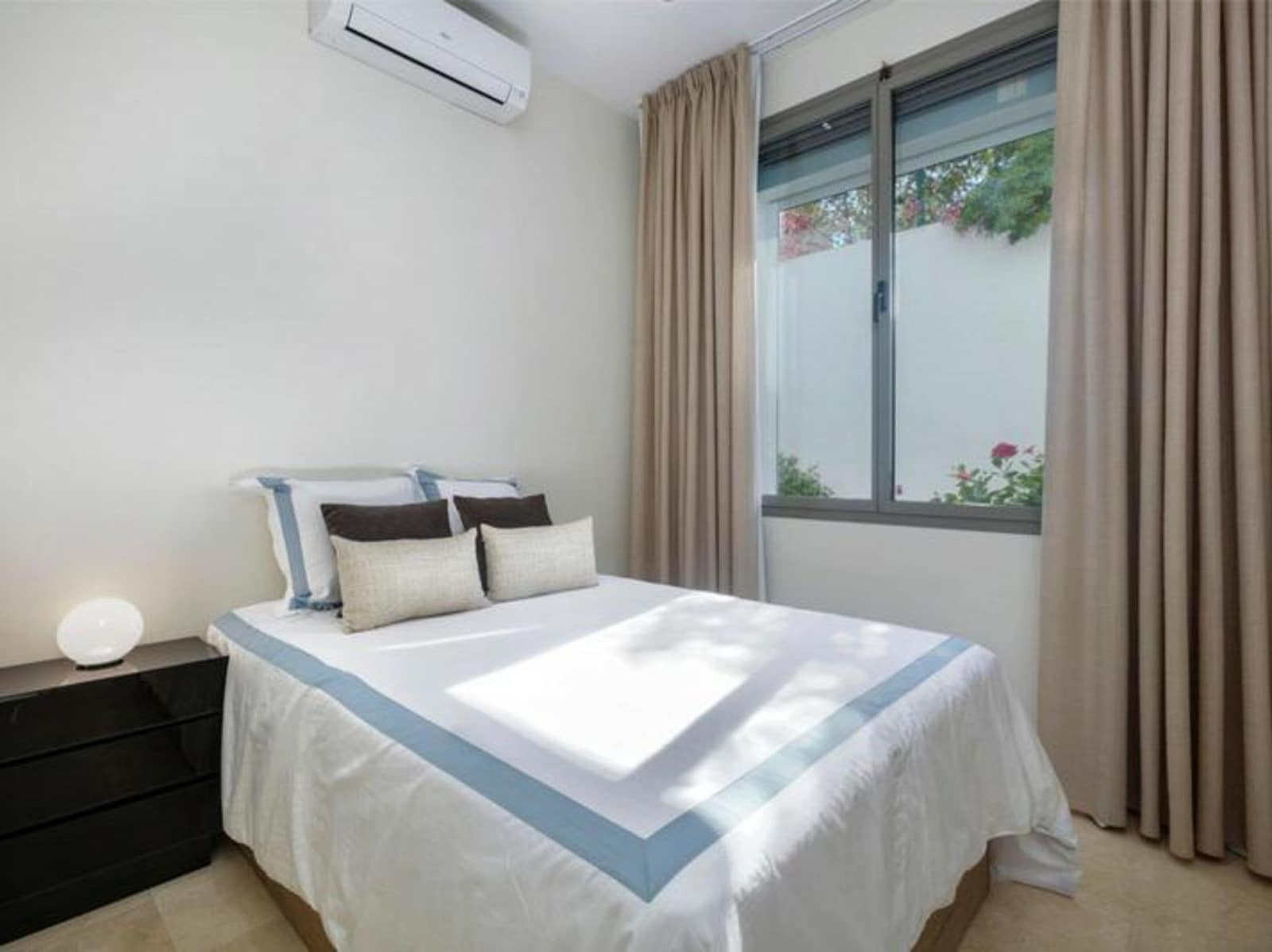 5 soveværelse Villa til leje i La Quinta med swimmingpool garage - € 11.000 (Ref: 8587934)