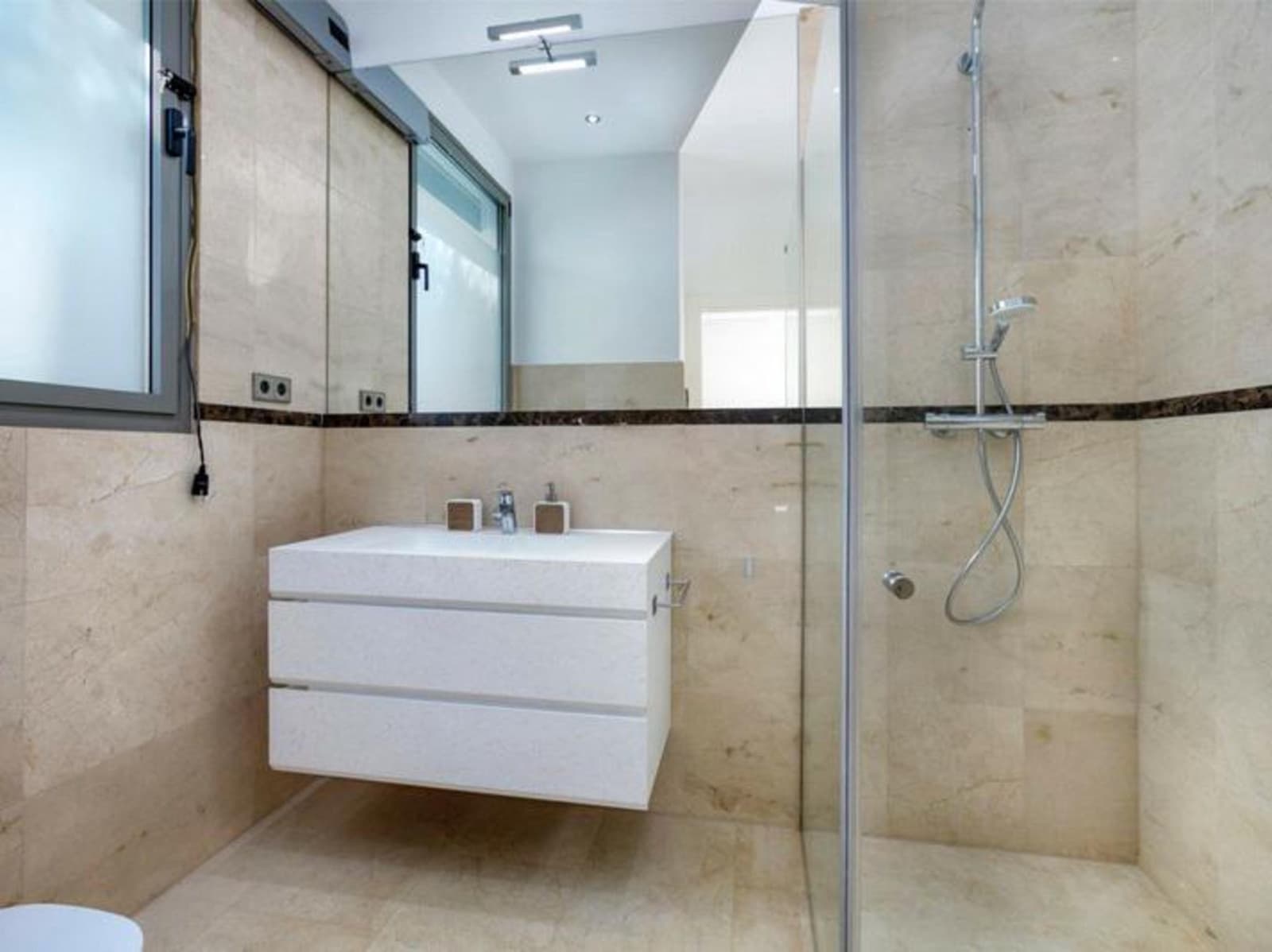 5 soveværelse Villa til leje i La Quinta med swimmingpool garage - € 11.000 (Ref: 8587934)