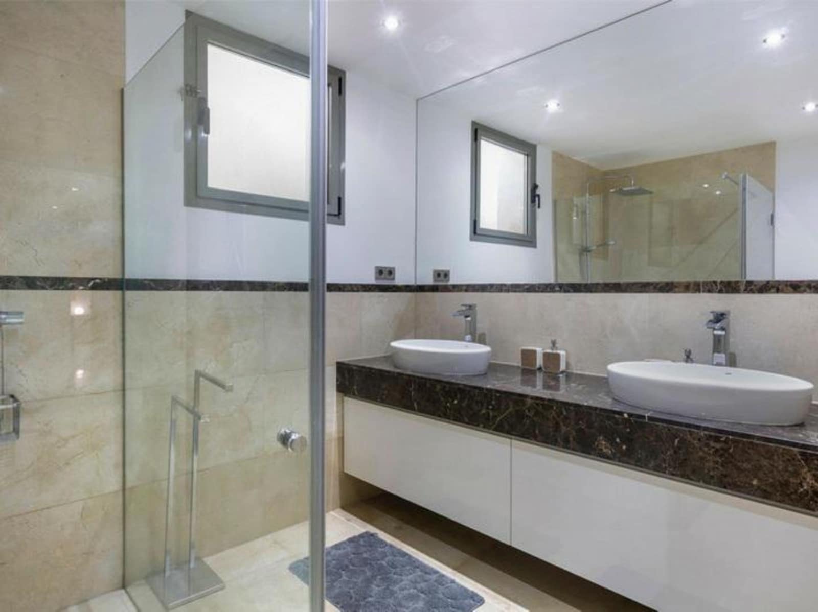 5 soveværelse Villa til leje i La Quinta med swimmingpool garage - € 11.000 (Ref: 8587934)