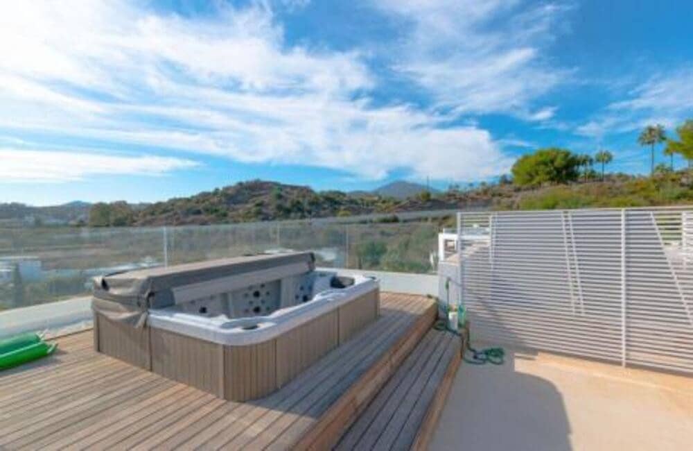 Villa/Maison de 6 chambres de location de vacances à Nueva Andalucia avec piscine garage - 7 000 € (Ref: 8596977)