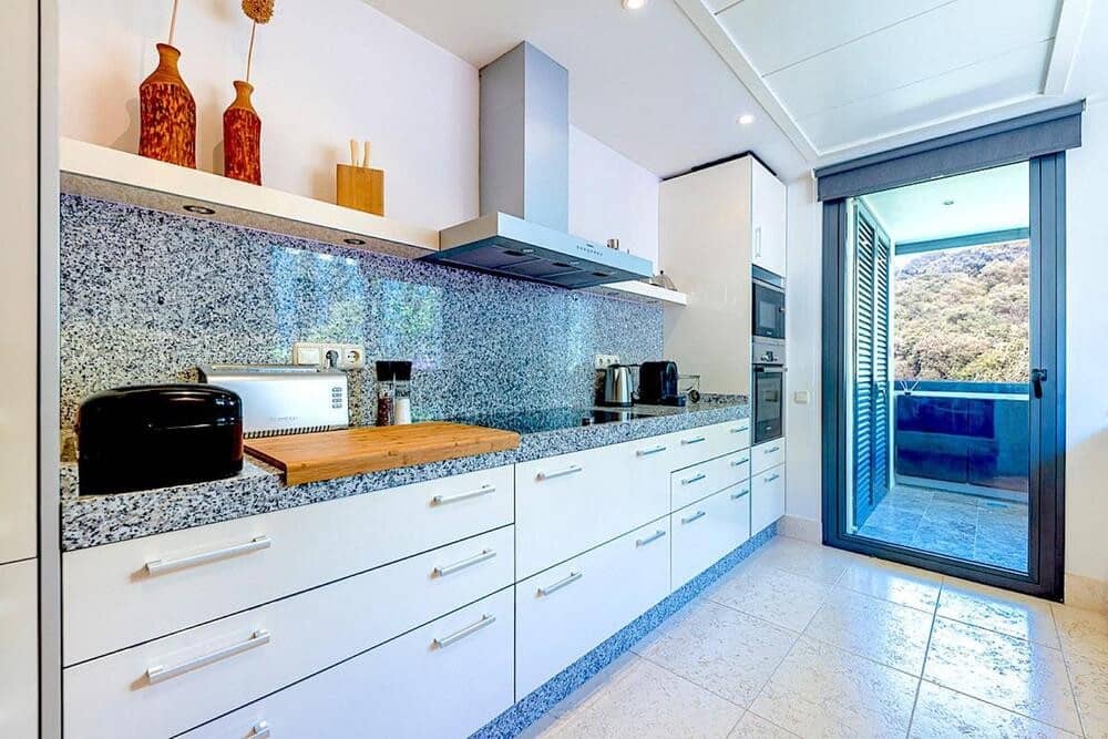 2 soveværelse Lejlighed til leje i Marbella med swimmingpool garage - € 2.800 (Ref: 8596980)