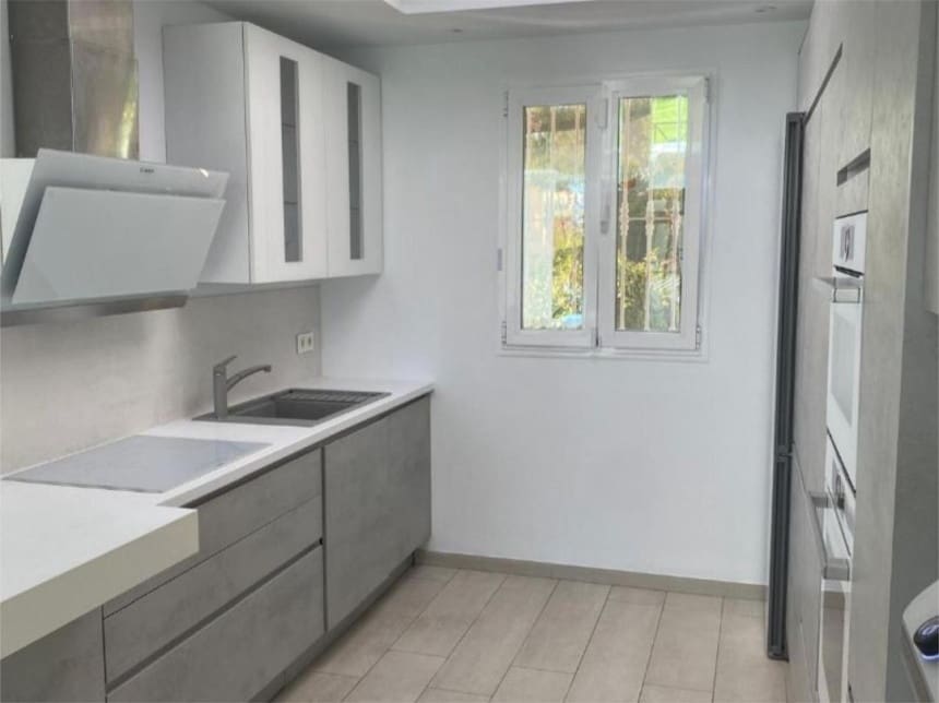 5 quarto Casa em Banda para venda em Benahavis com piscina garagem - 945 000 € (Ref: 8611870)