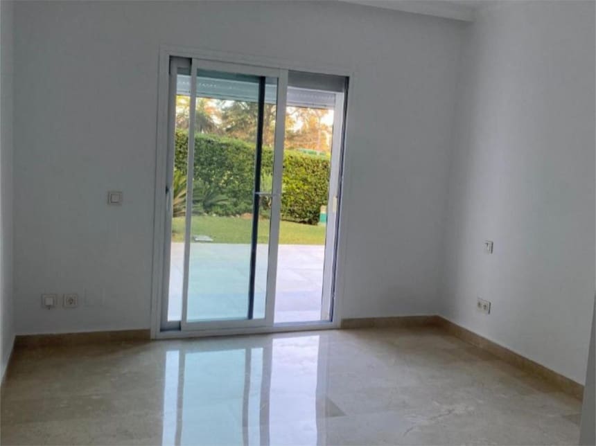 5 quarto Casa em Banda para venda em Benahavis com piscina garagem - 945 000 € (Ref: 8611870)