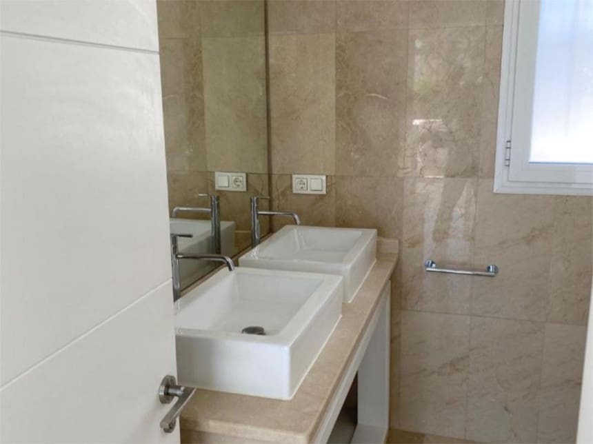 5 quarto Casa em Banda para venda em Benahavis com piscina garagem - 945 000 € (Ref: 8611870)