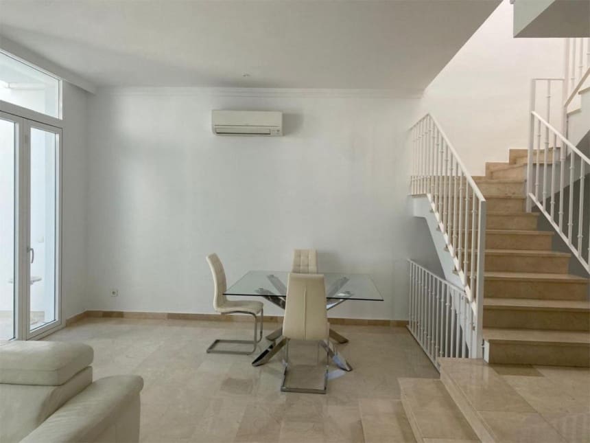 5 quarto Casa em Banda para venda em Benahavis com piscina garagem - 945 000 € (Ref: 8611870)