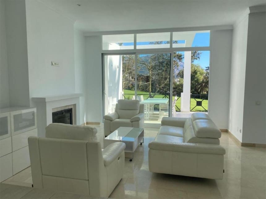 5 quarto Casa em Banda para venda em Benahavis com piscina garagem - 945 000 € (Ref: 8611870)