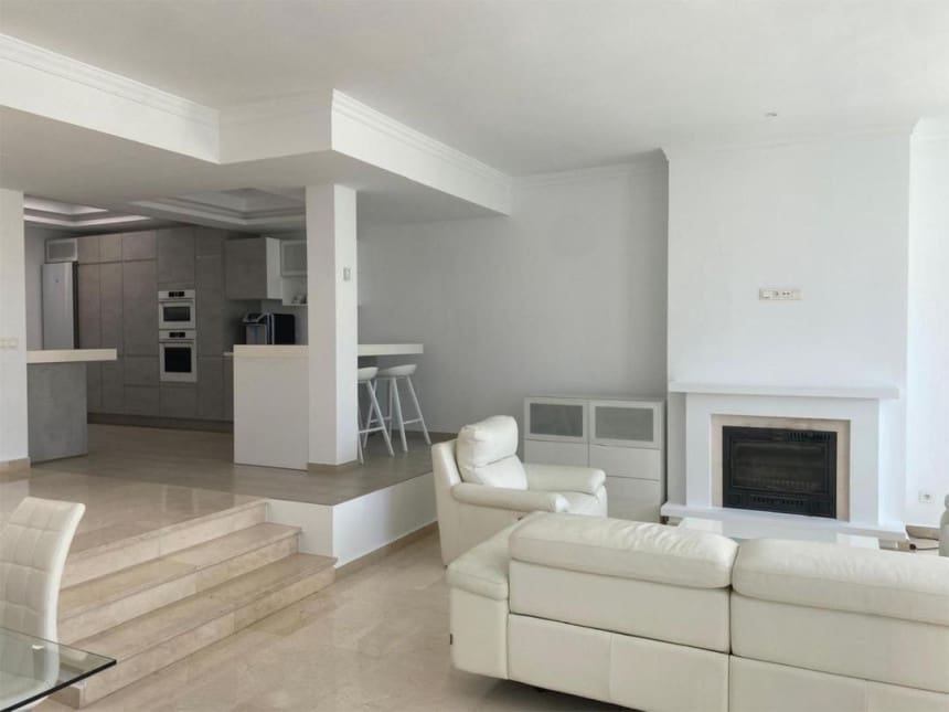 5 quarto Casa em Banda para venda em Benahavis com piscina garagem - 945 000 € (Ref: 8611870)