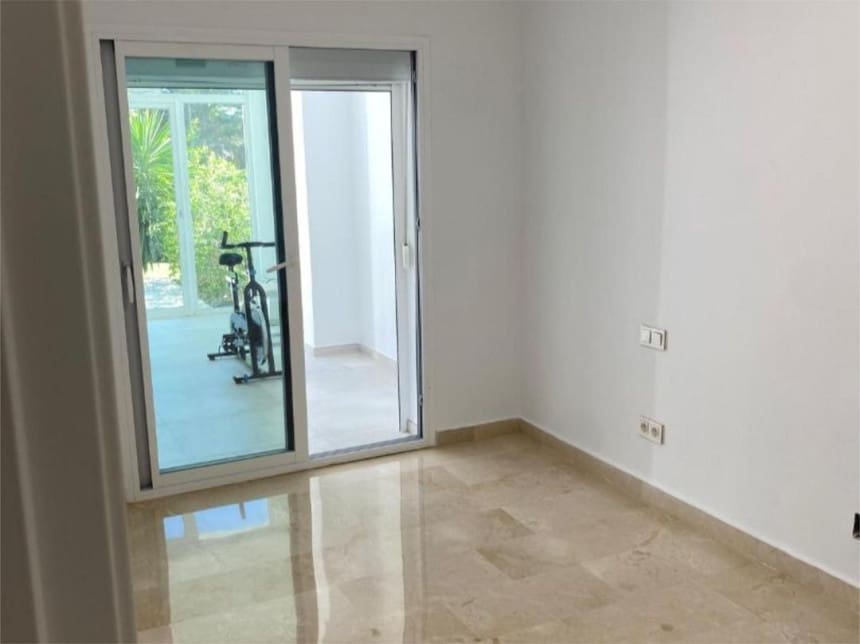 5 quarto Casa em Banda para venda em Benahavis com piscina garagem - 945 000 € (Ref: 8611870)