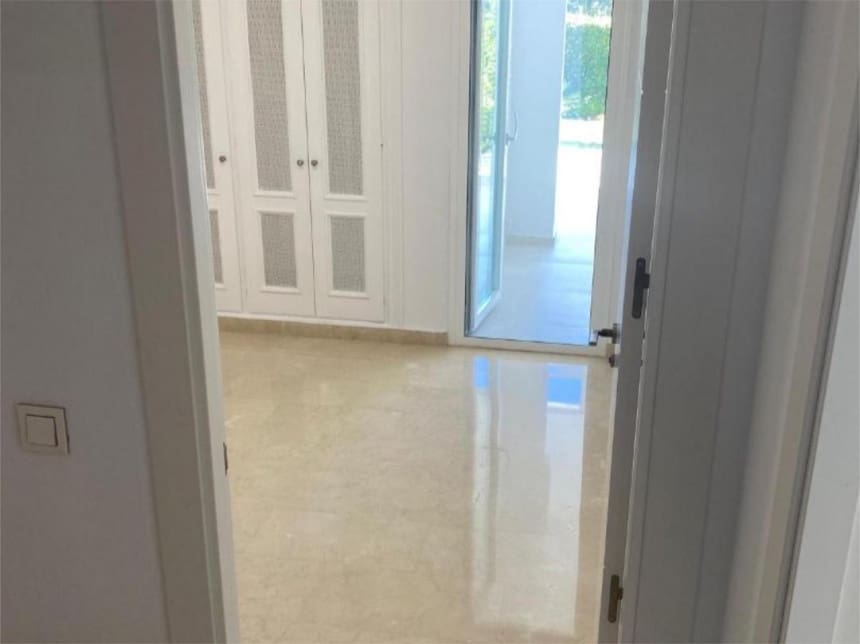 5 quarto Casa em Banda para venda em Benahavis com piscina garagem - 945 000 € (Ref: 8611870)