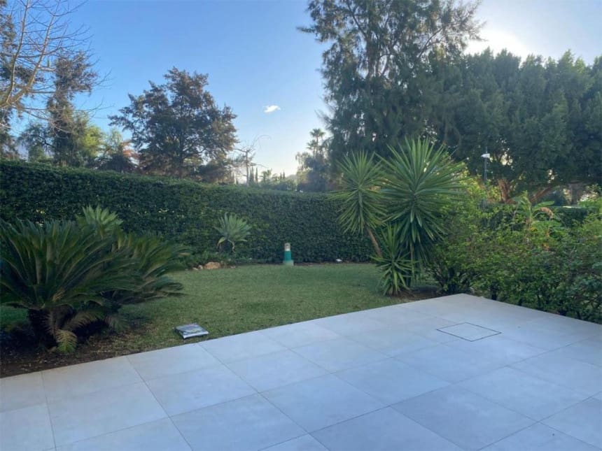 5 quarto Casa em Banda para venda em Benahavis com piscina garagem - 945 000 € (Ref: 8611870)