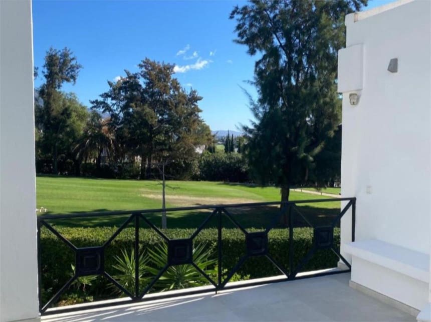 5 quarto Casa em Banda para venda em Benahavis com piscina garagem - 945 000 € (Ref: 8611870)