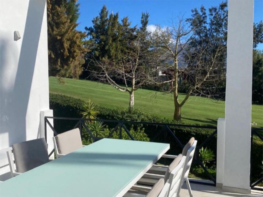 5 quarto Casa em Banda para venda em Benahavis com piscina garagem - 945 000 € (Ref: 8611870)