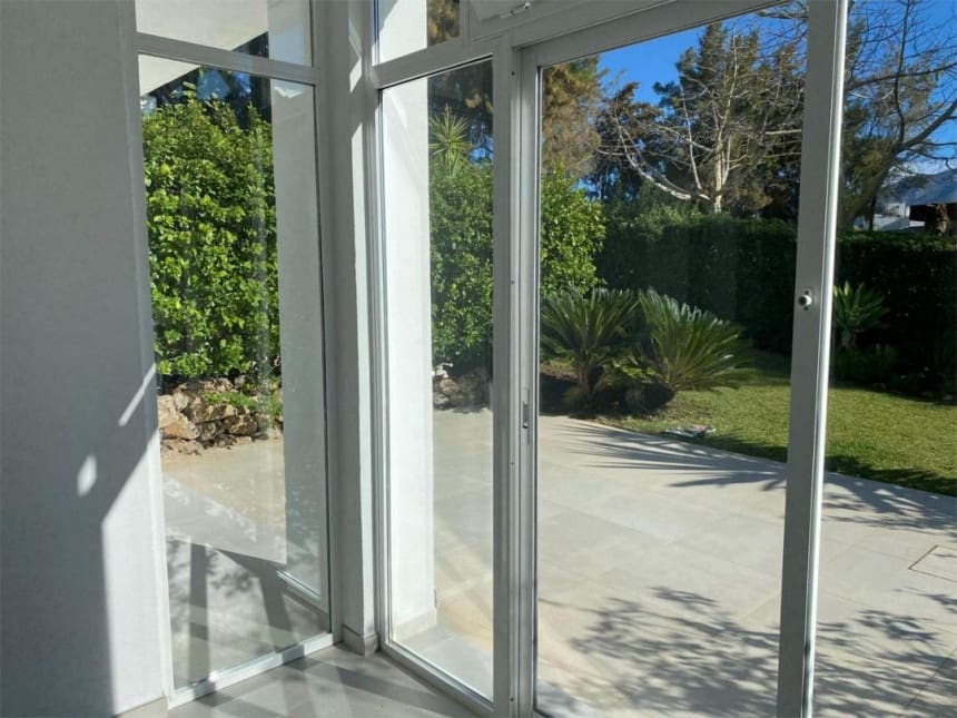 5 quarto Casa em Banda para venda em Benahavis com piscina garagem - 945 000 € (Ref: 8611870)