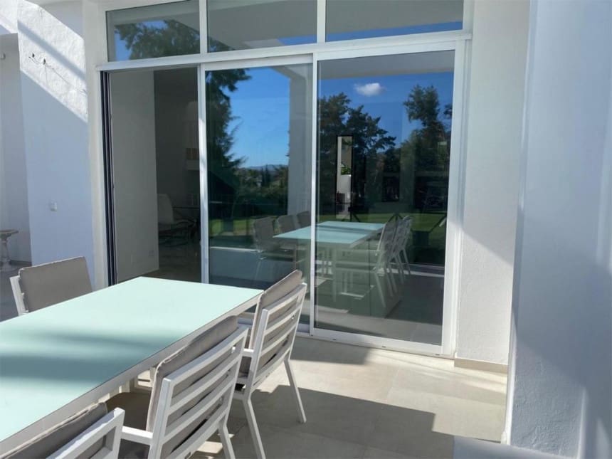 5 quarto Casa em Banda para venda em Benahavis com piscina garagem - 945 000 € (Ref: 8611870)