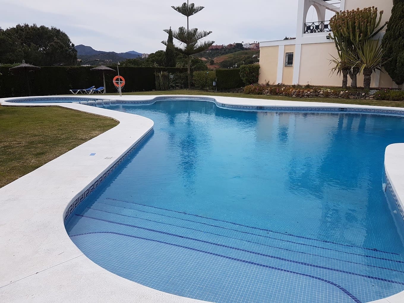 5 quarto Casa em Banda para venda em Benahavis com piscina garagem - 945 000 € (Ref: 8611870)