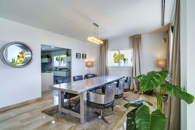 5 soveværelse Villa til salg i El Rosario, Marbella med swimmingpool garage - € 2.285.000 (Ref: 8651512)