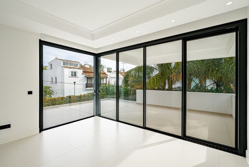 4 bedroom Villa for sale in Golden Mile with pool garage - € 3,750,000 (Ref: 8712329)
