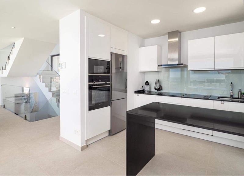 3 sypialnia Willa do wynajęcia w La Duquesa / Puerto de la Duquesa z basenem garażem - 5 000 € (Ref: 8716920)