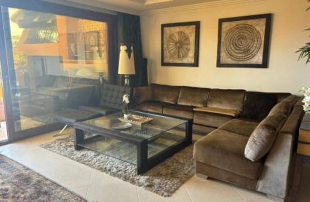 3 soveværelse Lejlighed til leje i El Padrón, Estepona med swimmingpool garage - € 4.000 (Ref: 8740795)