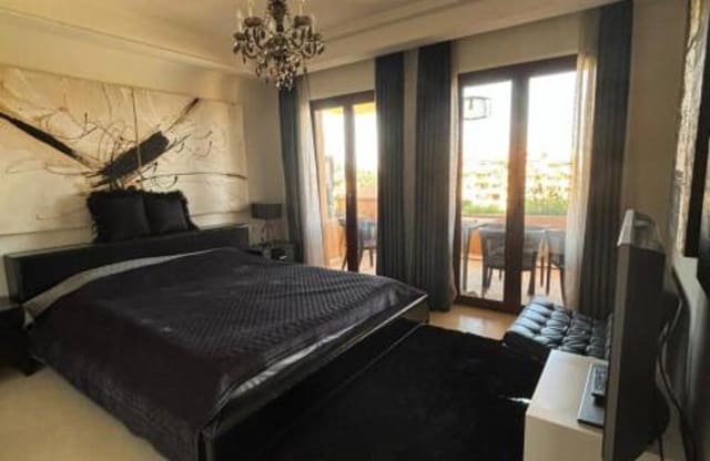 Appartement de 3 chambres à louer à El Padrón, Estepona avec piscine garage - 4 000 € (Ref: 8740795)