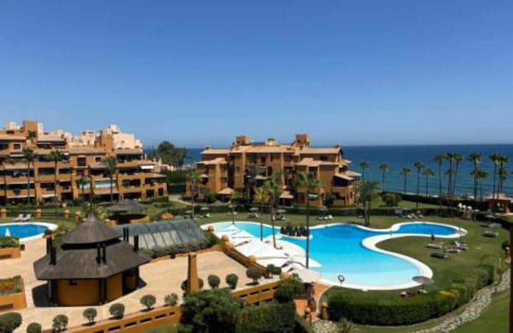 3 soveværelse Lejlighed til leje i Estepona med swimmingpool garage - € 4.000 (Ref: 8740795)