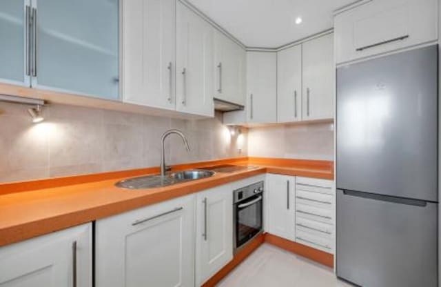 Apartamento de 2 habitaciones en Los Naranjos, Marbella en alquiler con piscina - 1.800 € (Ref: 8746333)