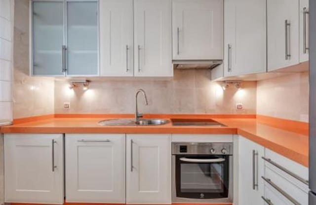 Apartamento de 2 habitaciones en Los Naranjos, Marbella en alquiler con piscina - 1.800 € (Ref: 8746333)